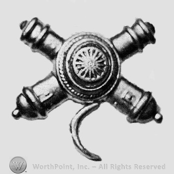Insignia consisted of crossed cannons with a plate at the intersection; crescent below.