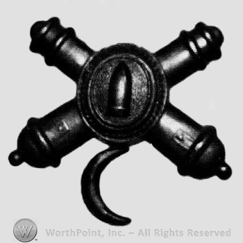 Insignia consisted of crossed cannons with a plate at the intersection; bullet on the plate and crescent below.