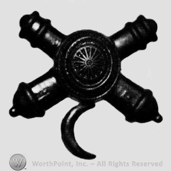Insignia consisted of crossed cannons with a plate at the intersection; crescent below.