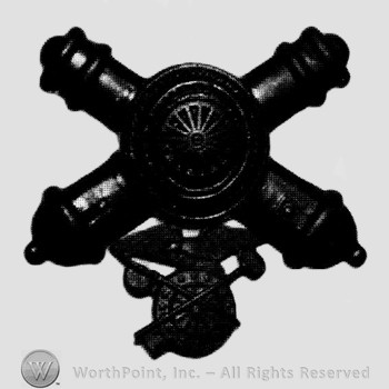 Insignia consisted of crossed cannons with a plate at the intersection; compass below.