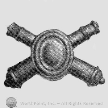 Insignia consisted of crossed cannons with a plate at the intersection.