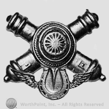 Insignia consisted of crossed cannons with a plate at the intersection.