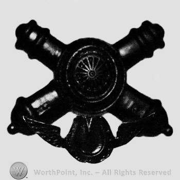 Insignia consisted of crossed cannons with a plate at the intersection.