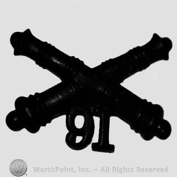 Insignia consisted of crossed cannons and number 91 below.
