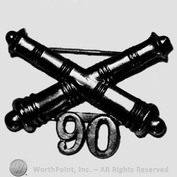 Insignia consisted of crossed cannons and number 90 below.