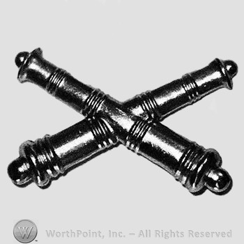 Insignia consisted of crossed cannons.