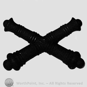 Insignia consisted of crossed cannons.