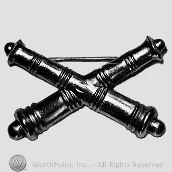 Insignia consisted of crossed cannons.