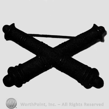 Insignia consisted of crossed cannons.