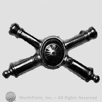 Insignia consisted of crossed cannons and a shield at the intersection.