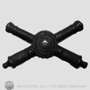 Insignia consisted of crossed cannons and a shield at the intersection.
