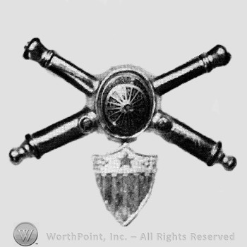 Insignia consisted of crossed cannons and a plate at the intersection; shield below.