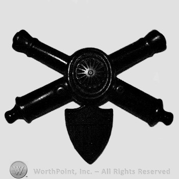 Insignia consisted of crossed cannons and a plate at the intersection; shield below.