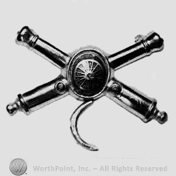 Insignia consisted of crossed cannons and a shield at the intersection; crescent below.