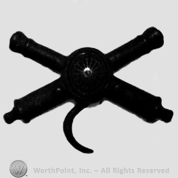 Insignia consisted of crossed cannons and a shield at the intersection; crescent below.