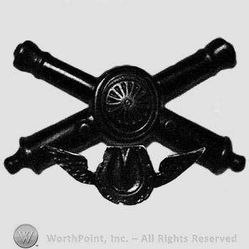 Insignia consisted of crossed cannons and a shield at the intersection; winged horseshoe below.