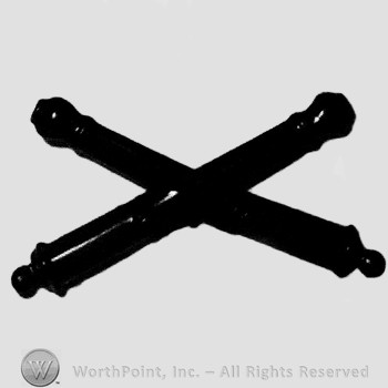 Insignia consisted of crossed cannons.