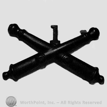 Insignia consisted of crossed cannons and number 1 above.