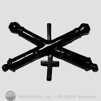 Insignia consisted of crossed cannons and number 1 above; cross below.