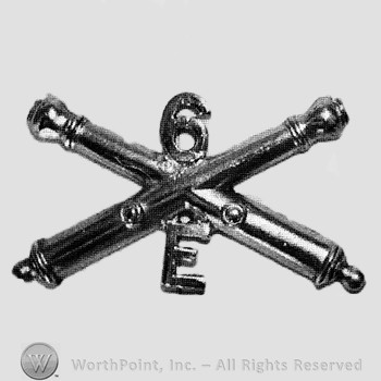 Insignia consisted of crossed cannons and number 6 above; letter E below.