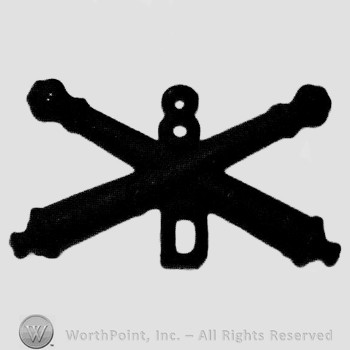 Insignia consisted of crossed cannons and number 8 above; letter D below.