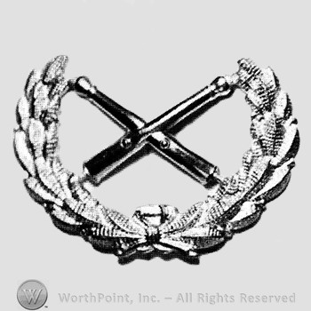 Insignia consisted of crossed cannons inside a wreath.