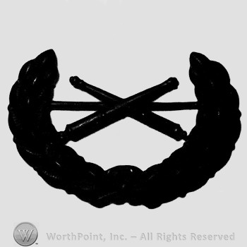 Insignia consisted of crossed cannons inside a wreath.