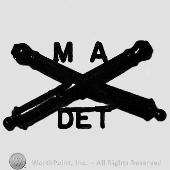 Insignia consisted of crossed cannons; letters MA above and DET below.