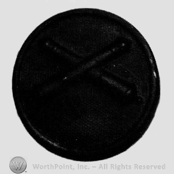 Insignia consisted of crossed cannons on a disc.