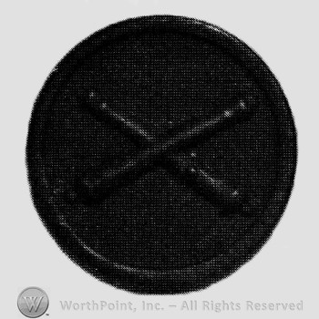 Insignia consisted of crossed cannons on a disc.