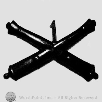Insignia consisted of crossed cannons and number 1 above.