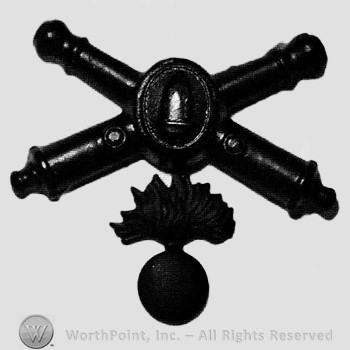 Insignia consisted of crossed cannons with a bullet at the intersection; shell and flame below.