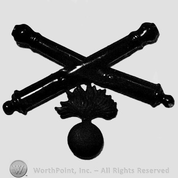 Insignia consisted of crossed cannons and shell and flame below.