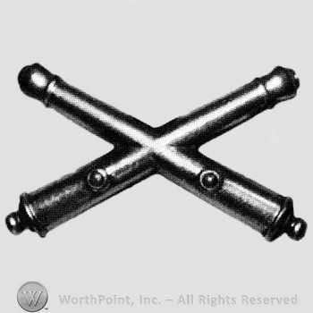 Insignia consisted of crossed cannons.