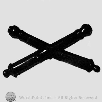 Insignia consisted of crossed cannons.