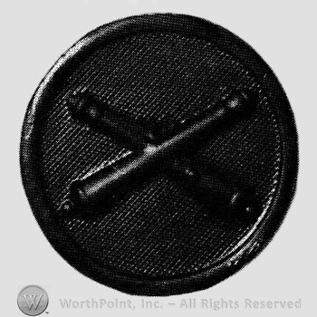 Insignia consisted of crossed cannons on a disc.