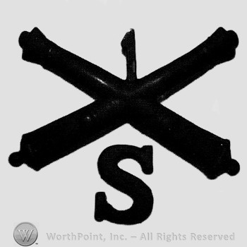 Insignia consisted of crossed cannons and number 1 above; letter S below.