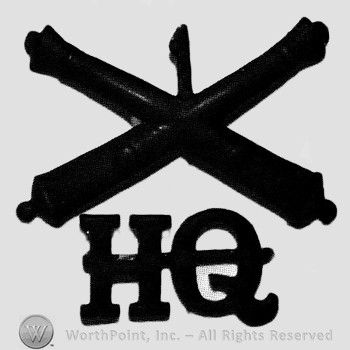 Insignia consisted of crossed cannons and number 1 above; letters HQ below.