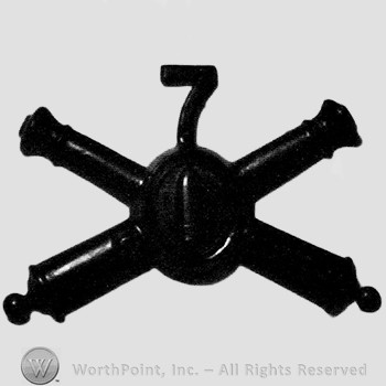 Insignia consisted of crossed cannons with a bullet at the intersection; number 7 above.
