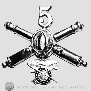 Insignia consisted of crossed cannons with a bullet at the intersection; number 5 above and wheel below.