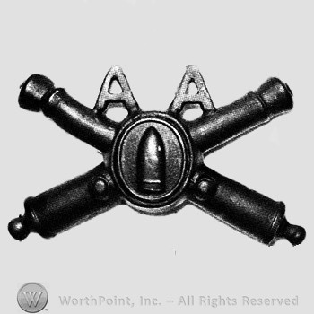 Insignia consisted of crossed cannons with a bullet at the intersection and letters AA above.