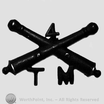 Insignia consisted of crossed cannons; letters TM below and number 4 above.
