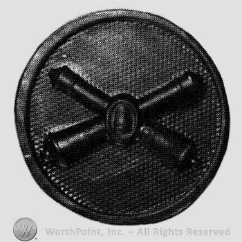 Insignia consisted of crossed cannons and a bullet at the intersection, on a disc.
