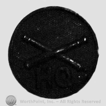 Insignia consisted of crossed cannons and letters HQ below; all on a disc.