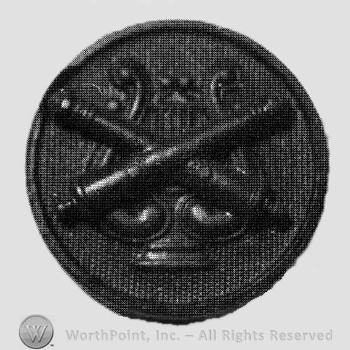 Insignia consisted of crossed cannons and a harp behind, all on a disc.