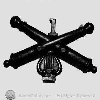 Insignia consisted of crossed cannons with number 1 above; harp below.