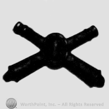 Insignia consisted of crossed cannons.