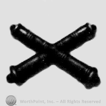 Insignia consisted of crossed cannons.