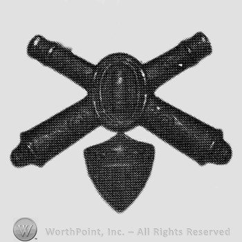 Insignia consisted of crossed cannons with a bullet at the intersection and a shield below.