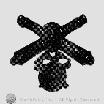 Insignia consisted of crossed cannons with a bullet at the intersection and a wheel below.